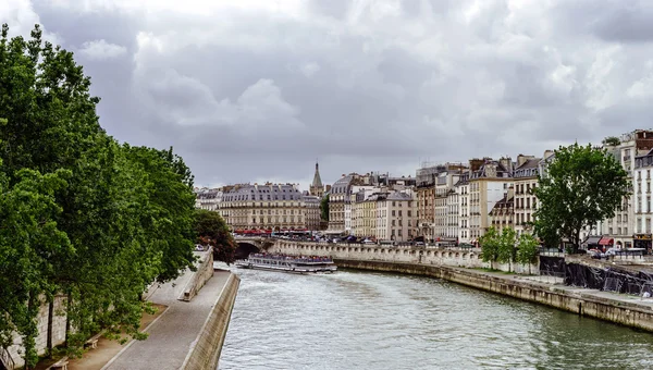 Editorial, 13 de mayo de 2016: París, Francia. Tradicional París stree —  Fotos de Stock