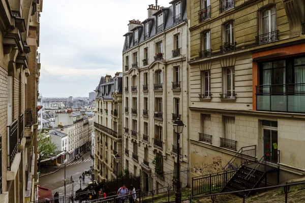 Editorial, 13 мая 2016: Paris, France. Парижская улица — стоковое фото