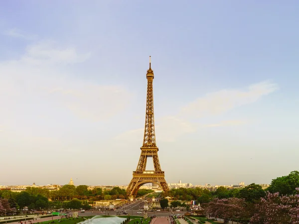社説は、2016 年 5 月 13 日: パリ、フランス。エッフェル タワー日没争う — ストック写真