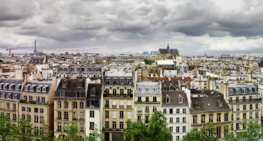 Yaz günü, Paris çatıları panoramik genel bakış