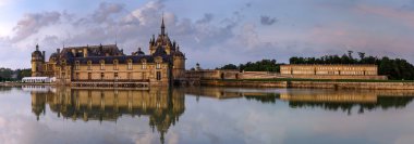 Chantilly kale panoramik manzaralı günbatımı arka plan üzerinde