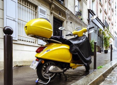 Tipik Paris sokak görünümü, yaz günü. 