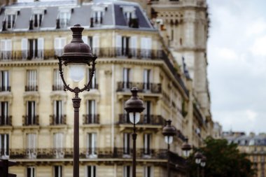 Tipik Paris sokak görünümü, yaz günü. 