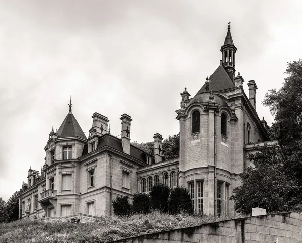 Klasszikus francia kastély, a párizsi régióban, turisztikai mérföldkő — Stock Fotó