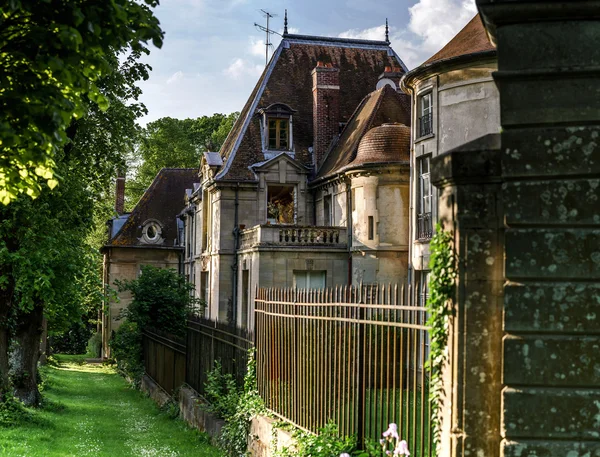 Klasický francouzský hrad v pařížském regionu, turistické orientační — Stock fotografie