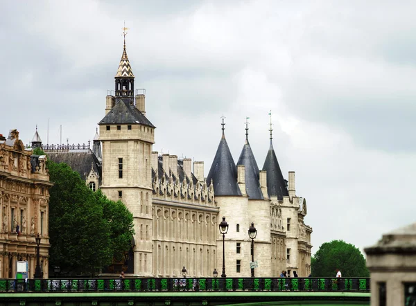 Typiska Paris street view, sommardag. — Stockfoto