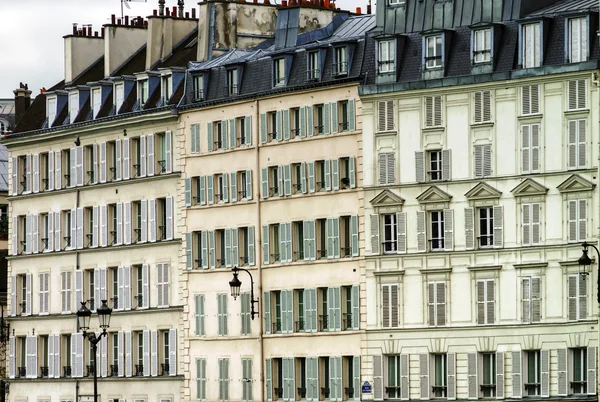 Typisch Parijse straat bekijken, zomerdag. — Stockfoto