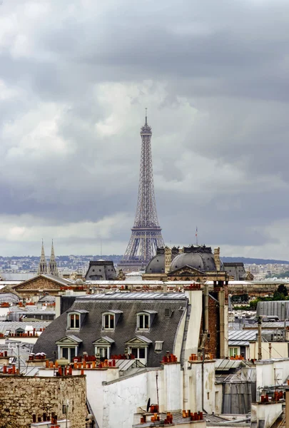 Vista general de París desde el tejado central Pompidou, tiempo tormentoso —  Fotos de Stock