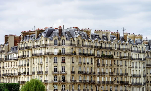 巴黎屋顶全景概述在夏季的一天 — 图库照片