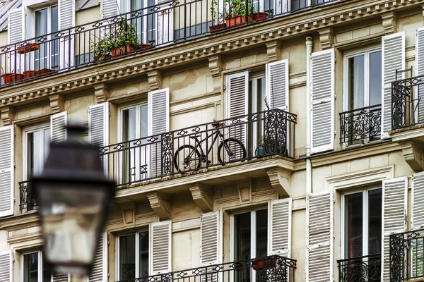 Typisch Parijse straat bekijken, zomerdag. — Stockfoto