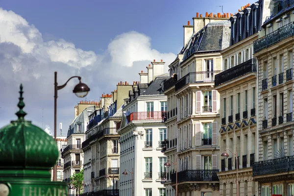 Vista general de los tejados de París en el día de verano —  Fotos de Stock