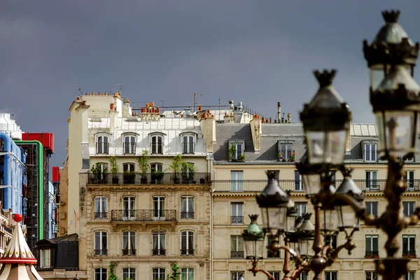 Лінія вуличні ліхтарі в Парижі, романтичне місто. — стокове фото