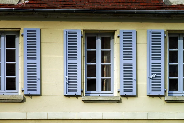 Típicas ventanas francesas con persianas de madera — Foto de Stock