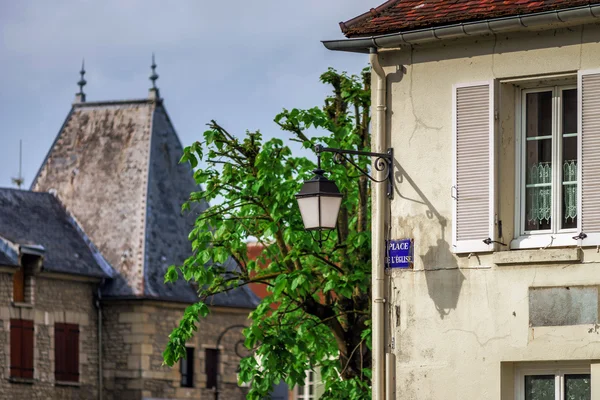 Rua típica da vila francesa com lanternas retro-estilo — Fotografia de Stock