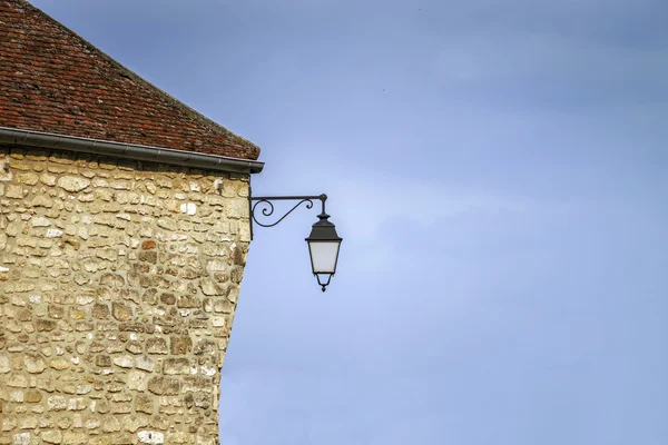 Tipica strada del villaggio francese con lanterne in stile retrò — Foto Stock