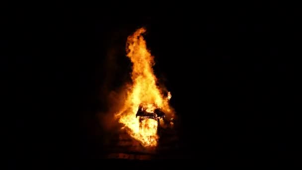 Maison en feu avec des flammes tir nuit — Video