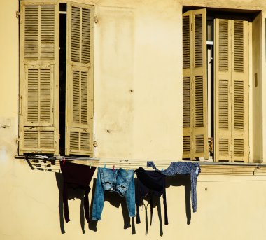 Tipik bir güzel cephe dışarı asılı Çamaşırhane