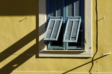 Gölgelerin içinden klasik Fransız ya da İtalyan penceresindeki deklanşör