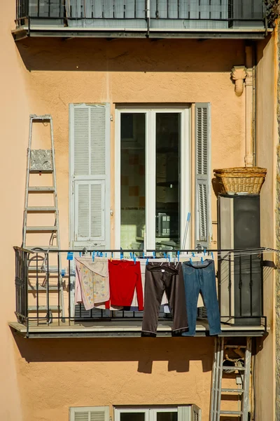 Pranie zwisa z typową fasadą Nice — Zdjęcie stockowe