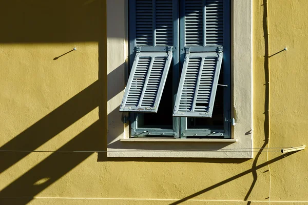 Schatten vom Rollladen an klassischen französischen oder italienischen Fenstern — Stockfoto