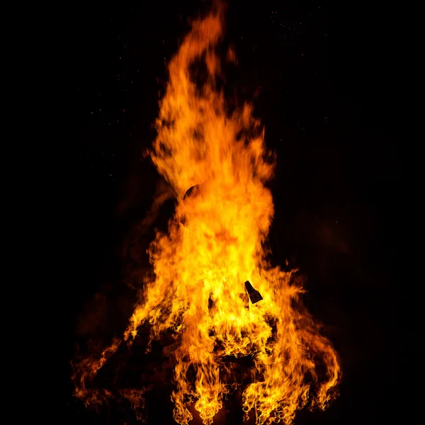 Techo de casa de madera en el fuego sobre fondo negro —  Fotos de Stock