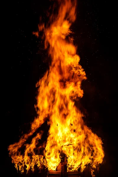Telhado da casa de madeira no fogo no fundo preto — Fotografia de Stock