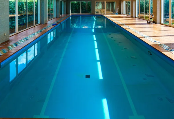 Lange überdachte Schwimmhalle im Resort — Stockfoto