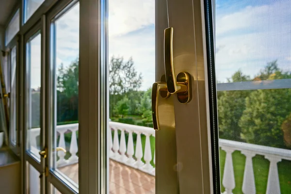 New pvc windows in old-styled interior — Stock Photo, Image