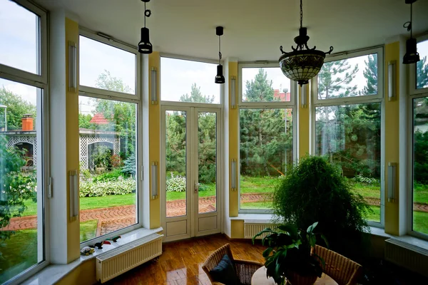 Nuove finestre in pvc in interni vecchio stile — Foto Stock