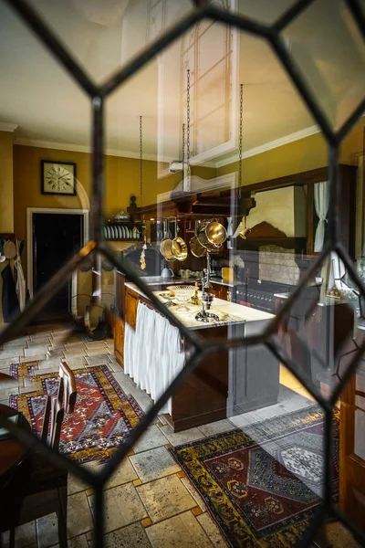 Bela cozinha de estilo antigo interior com móveis de madeira — Fotografia de Stock