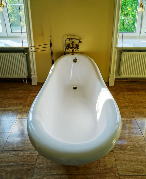 Salle de bain rénovée de style ancien avec belle baignoire rétro — Photo