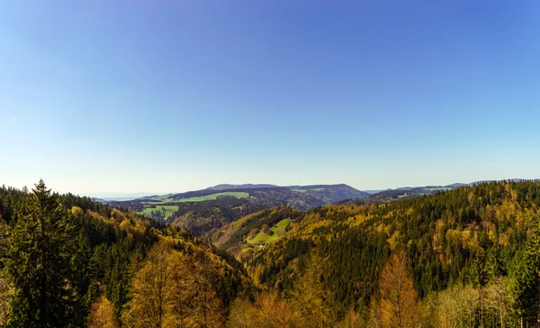 Шварцвальдские горы весенний вид, солнечный день — стоковое фото