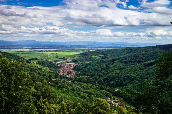 Weergave van de klassieke natuurlijke landschap met bergen op de achtergrond — Stockfoto