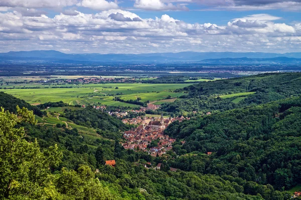 Weergave van de klassieke natuurlijke landschap met bergen op de achtergrond — Stockfoto