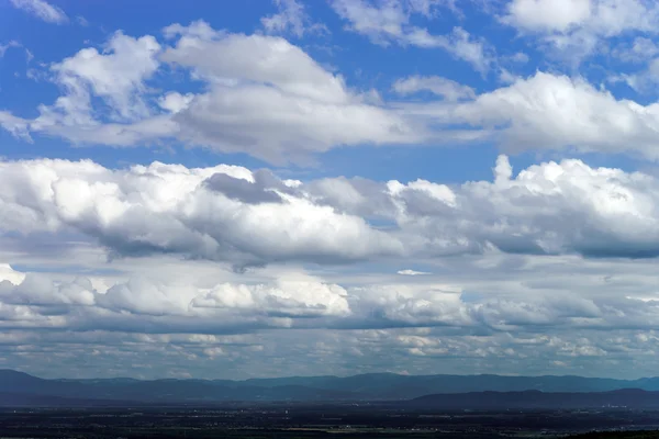 视图的云朵在蓝色天空背景下，夏天 — 图库照片
