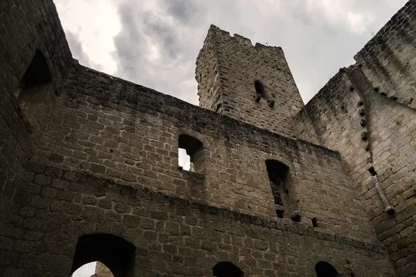 Staré ruiny středověké tvrze zámek Spesbourg v hlubokých lesích — Stock fotografie