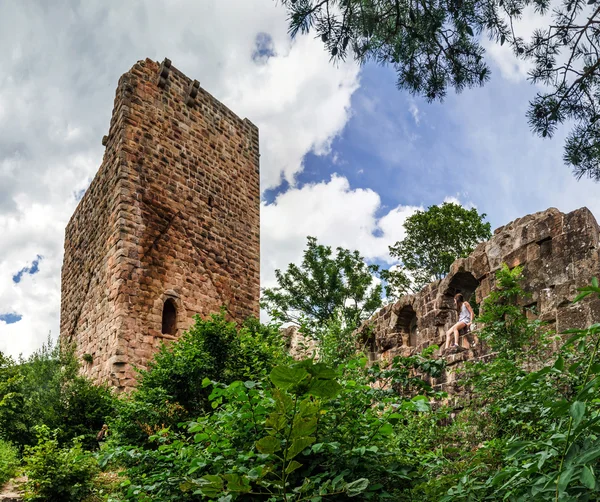 Stare ruiny średniowiecznej twierdzy Landsberg Chateau w głębokim lesie — Zdjęcie stockowe