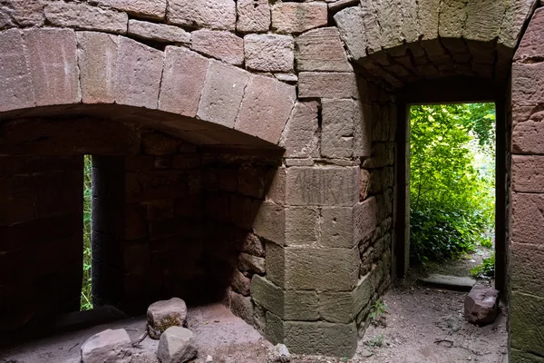 Velhas ruínas da fortaleza medieval de Chateau Landsberg na floresta profunda — Fotografia de Stock