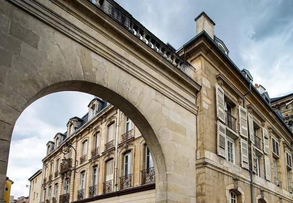 Gamle bygninger på gaten i Nancy, Frankrike – stockfoto