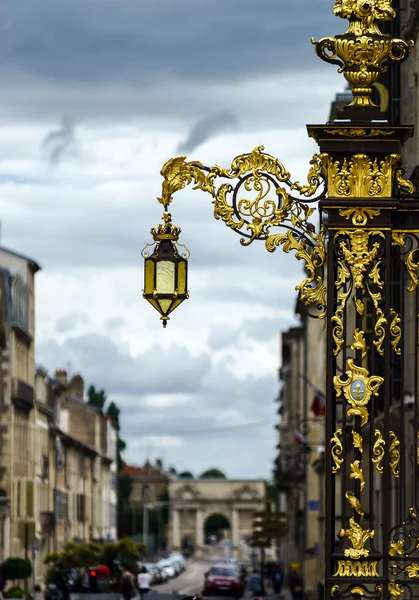 Lâmpada de rua coberta de ouro bonita em Nancy — Fotografia de Stock