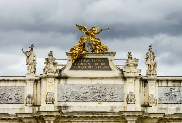 Gilden dekorativ skulptur på det centrala torget i Nancy — Stockfoto