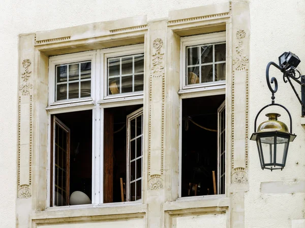 Ventanas del viejo centrel en Nancy, Francia — Foto de Stock