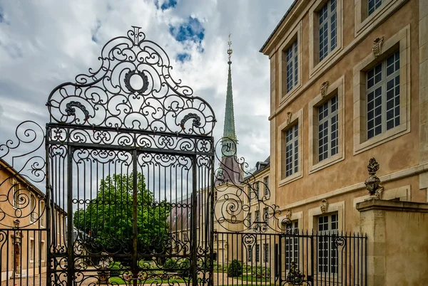 Gamle bygninger på gaden i Nancy, Frankrig - Stock-foto