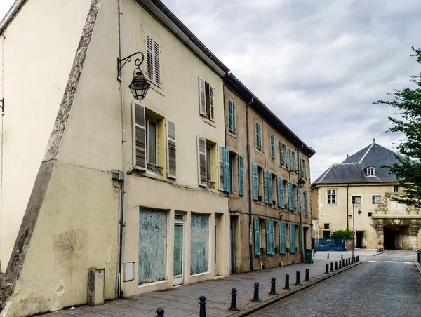 Stare budynki przy ulicy w Nancy, Francja — Zdjęcie stockowe