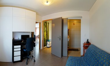 Küçük ve basit yatak odasında Çift Kişilik Oda