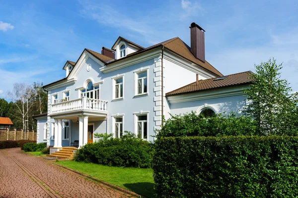 Hermosa casa grande en estilo retro, concepto arquitectónico — Foto de Stock