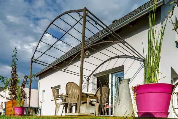 Nouvelle maison de famille de banlieue près de la ville — Photo