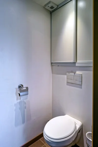 Cuarto de baño blanco claro en apartamentos — Foto de Stock