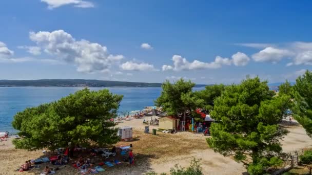 Editorial, 19 de agosto de 2016: Crikvenica, Croácia: Dia decorrido na praia — Vídeo de Stock