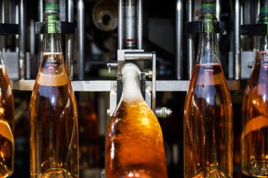 Otomasyon şişeleme satırı için şampanya Alsace'deki / daki üretmek